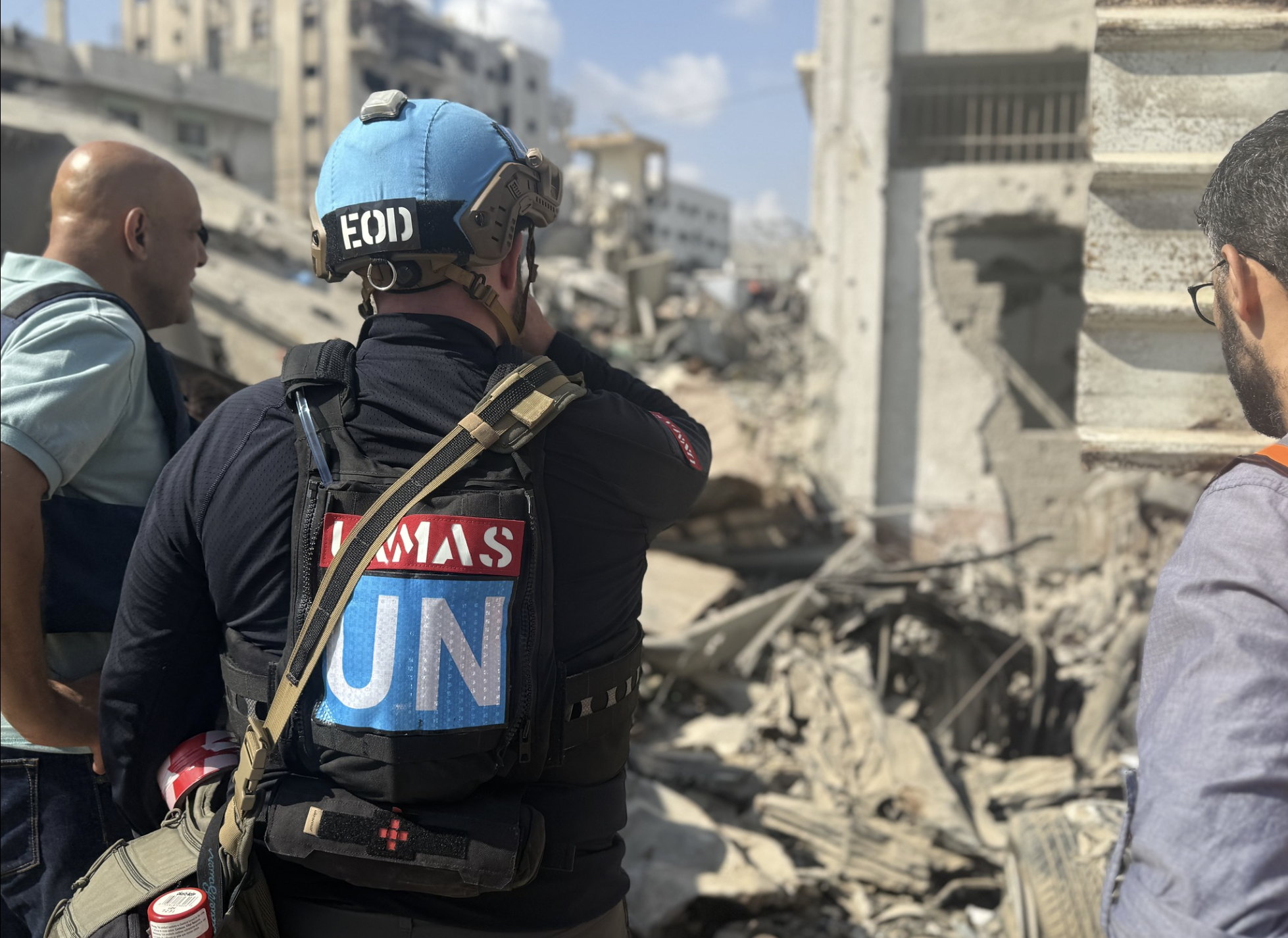 UN ops personnel surveys war damage in Gaza
